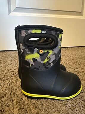 Bogs Kids Black and Neon Yellow Camo Waterproof Rain Boots
